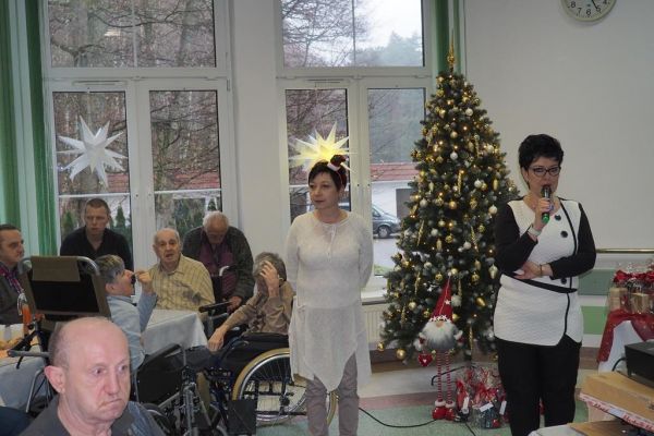 Pani Dyrektor przemawia do mieszkańców.