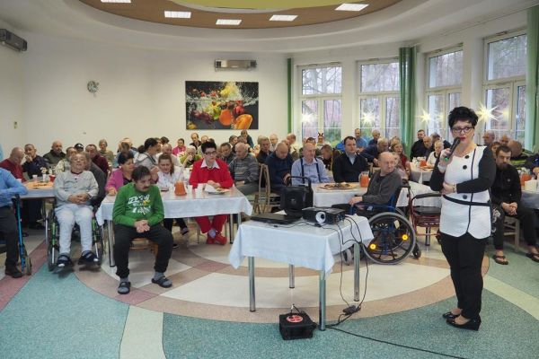 Pani Dyrektor przemawia do mieszkańców.