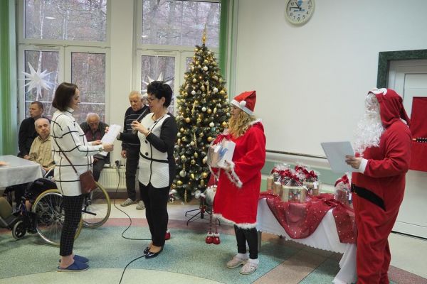 Pani Dyrektor wręcza nagrodę mieszkance.