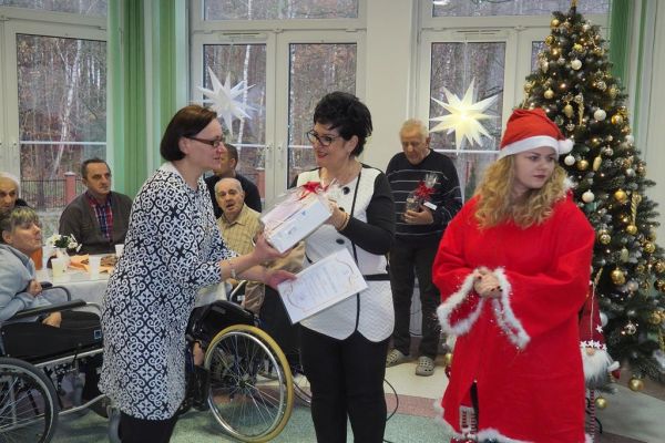 Pani Dyrektor wręcza nagrodę mieszkance.