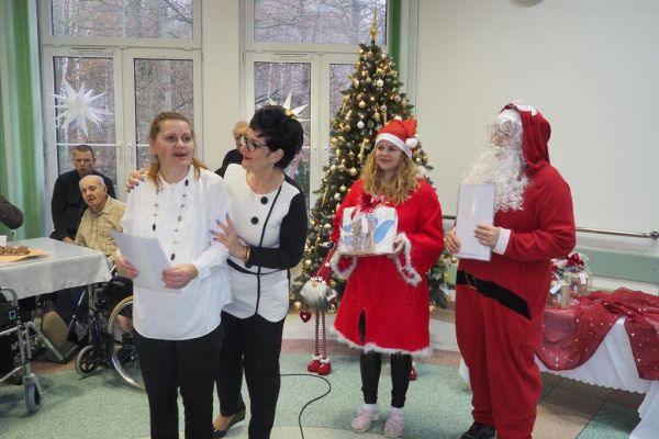 Pani Dyrektor wręcza nagrodę mieszkance.