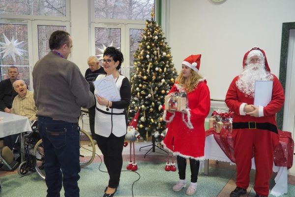 Pani Dyrektor wręcza nagrodę mieszkańcowi.