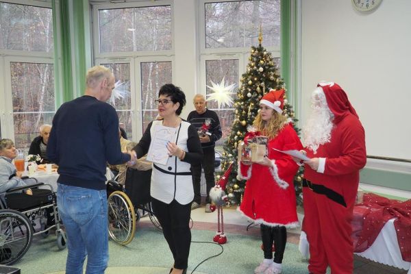 Pani Dyrektor wręcza nagrodę mieszkańcowi.