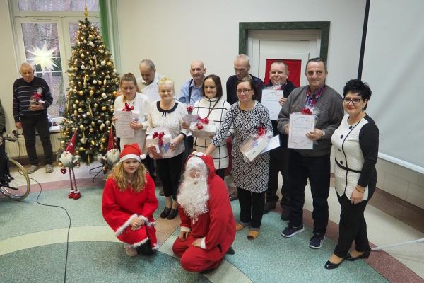 Zbiorowe zdjęcie nagrodzonych mieszkańców z Panią Dyrektor i dwoma Mikołajami.