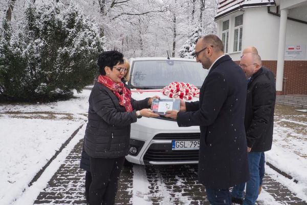 pan Starosta Słupski przekazuje kluczyki od auta Pani Dyrektor.