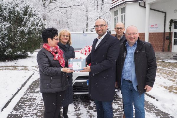 pan Starosta Słupski przekazuje kluczyki od auta Pani Dyrektor. Obok stoją Dyrektor Pcpr oraz Wicestarosta i członek zarządy Powiatu Słupskiego.