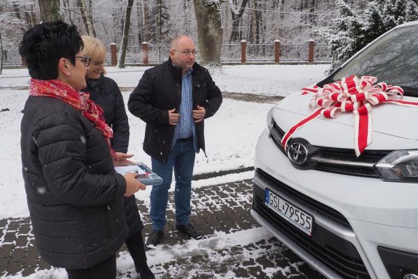 pani dyrektor domu i dyrektor PCPR i wicestarosta przy nowym aucie.