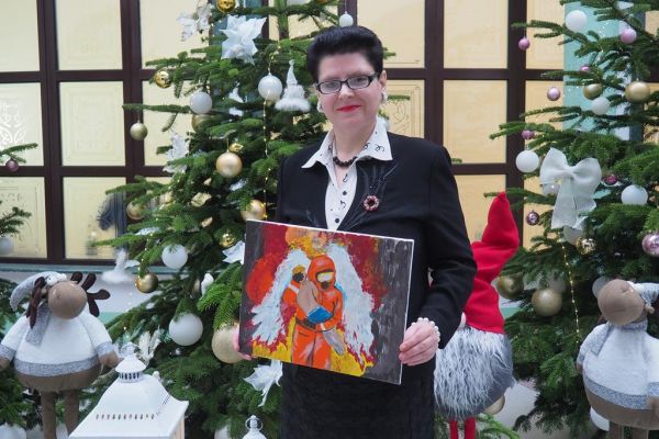 Mieszkanka trzyma swój obraz.