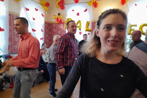 Mieszkańcy tańczą na balu w DPS w Machowinie.