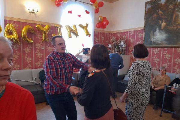 Mieszkańcy tańczą na balu w DPS w Machowinie.