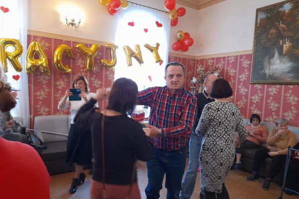 Mieszkańcy tańczą na balu w DPS w Machowinie.