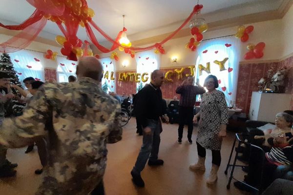 Mieszkańcy tańczą na balu w DPS w Machowinie.