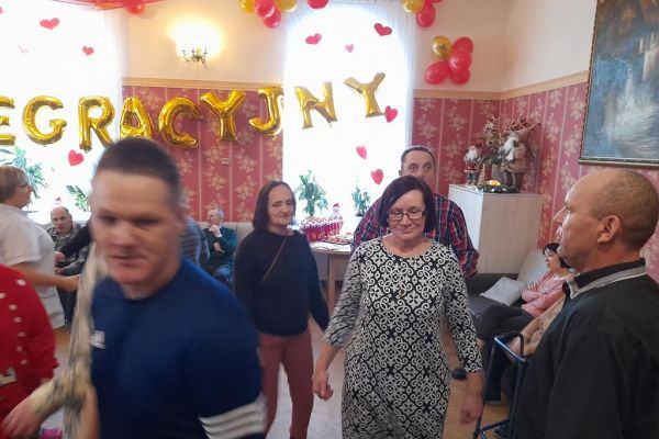Mieszkańcy tańczą na balu w DPS w Machowinie.