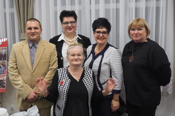Zdjęcie grupowe trojga mieszkańców DPS z Terapeutką i Panią Dyrektor DPS w Lubuczewie.