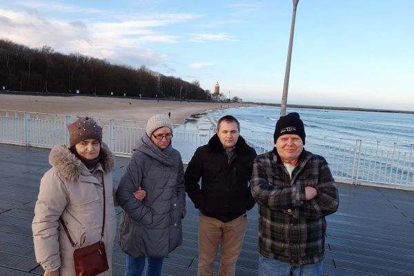 Czworo mieszkańców nad morzem w Kołobrzegu.