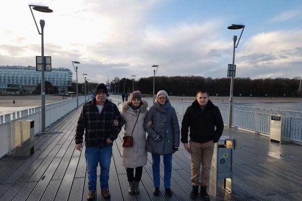 Czworo mieszkańców na molo w Kołobrzegu.