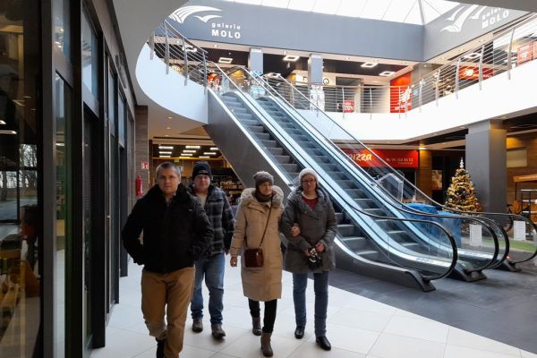 Czworo mieszkańców w galerii w Kołobrzegu.