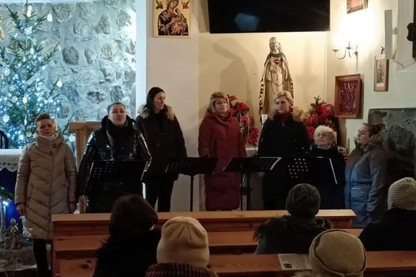 Zdjęcie przedstawia członkinie zespołu Babiniec spiewającego kolędy w kościele w Rowach.