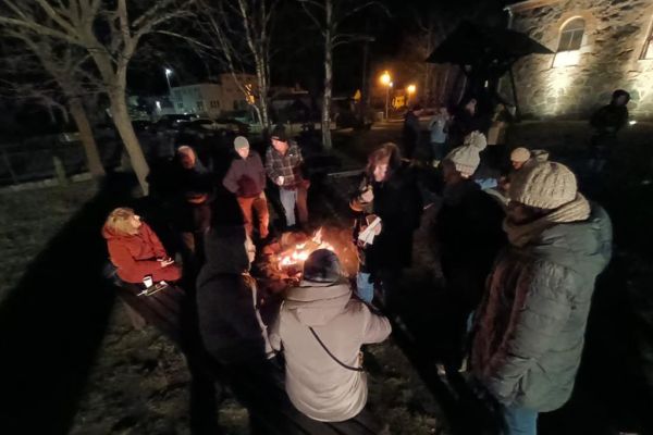 Mieszkańcy wraz z uczestnikami przy ognisku zorganizowanym przy kościele w Rowach.