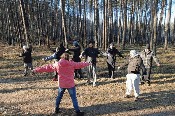 Mieszkańcy ćwicza na świeżym powietrzu.