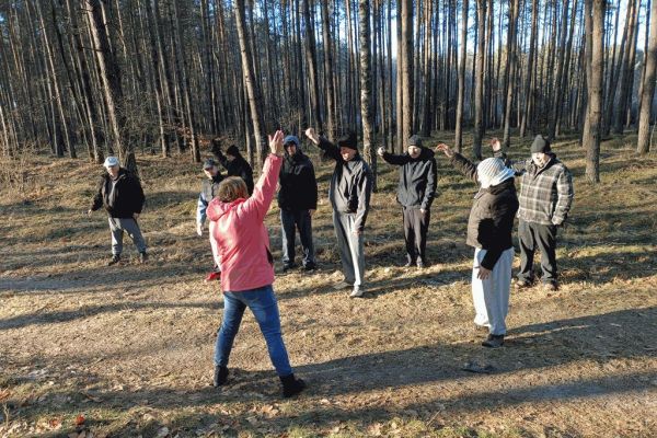 Mieszkańcy ćwicza na świeżym powietrzu.