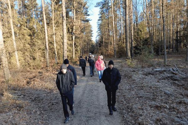 Mieszkańcy na spacerze.