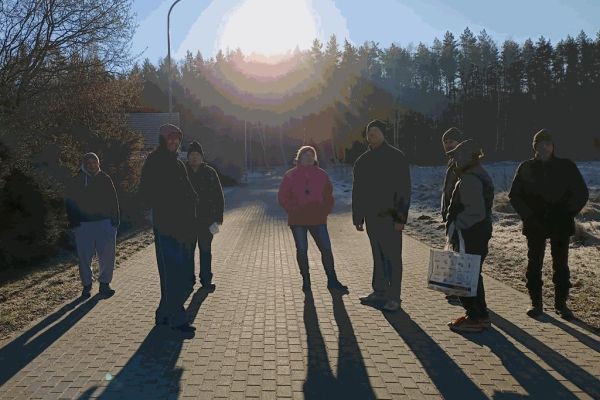 Mieszkańcy na spacerze.
