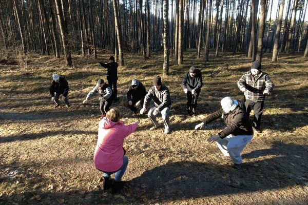 Mieszkańcy ćwicza na świeżym powietrzu.