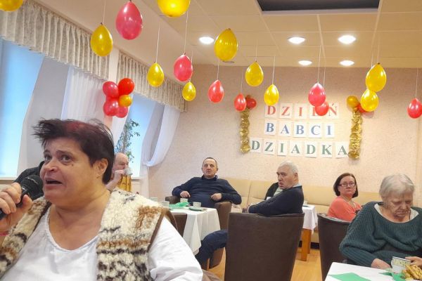 Mieszkanka śpiewa w dniu babci i dziadka.