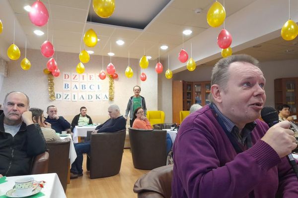 Mieszkaniec śpiewa w dniu babci i dziadka.