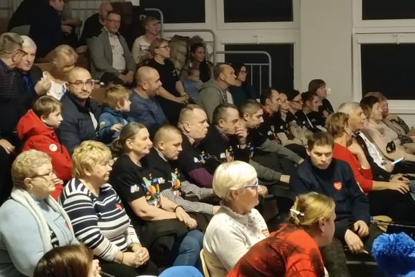 Mieszkańcy na widowni wraz z innymi uczestnikami 31 finału WOŚP w Siemianicach na sali w szkole.