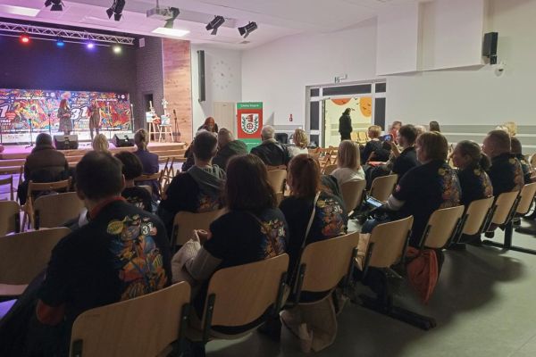 Mieszkańcy na widowni wraz z innymi uczestnikami 31 finału WOŚP w Siemianicach na sali w szkole.