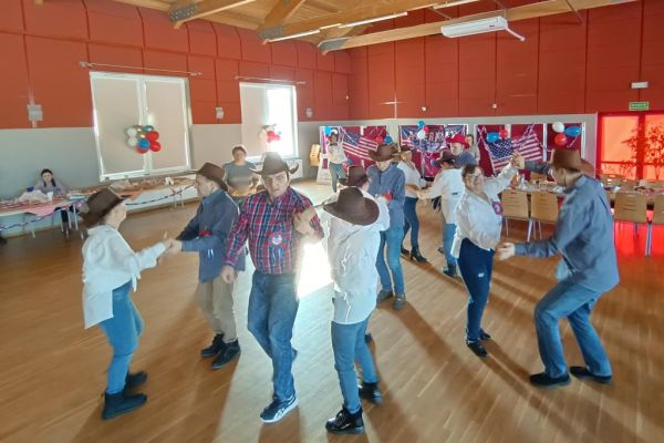 Mieszkańcy naszego domu na zabawie integracyjnej tańczą z innymi uczestnikami