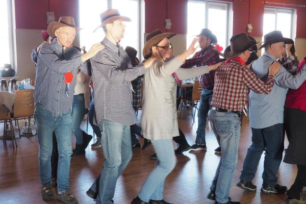 Mieszkańcy naszego domu na zabawie integracyjnej tańczą z innymi uczestnikami.