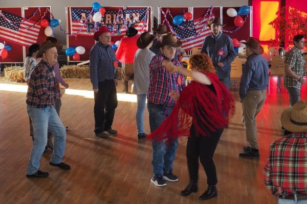 Mieszkańcy naszego domu na zabawie integracyjnej tańczą z innymi uczestnikami