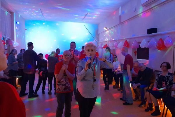 Mieszkańcy wraz z innymi uczestnikami zabawy tańczą na sali w Przytocku.