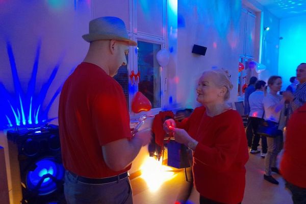 Mieszkańcy wraz z innymi uczestnikami zabawy tańczą na sali w Przytocku.