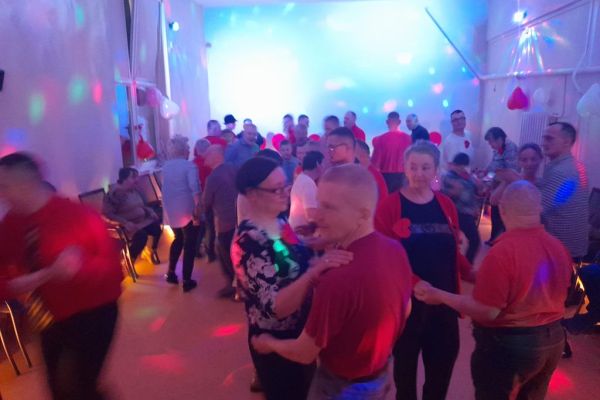 Mieszkańcy wraz z innymi uczestnikami zabawy tańczą na sali w Przytocku.