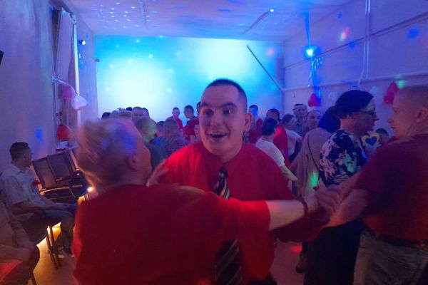 Mieszkańcy wraz z innymi uczestnikami zabawy tańczą na sali w Przytocku.