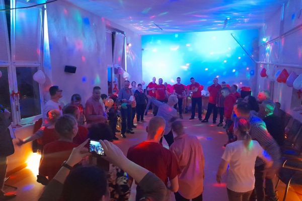 Mieszkańcy wraz z innymi uczestnikami zabawy tańczą i śpiewają na sali w Przytocku.