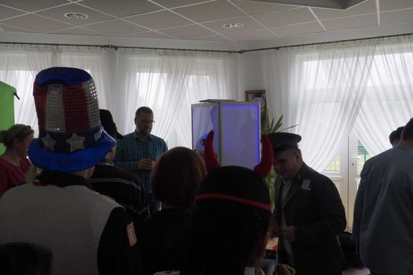 Uczestnicy balu oczekujący w kolejności do zdjęcia w fotobudce.