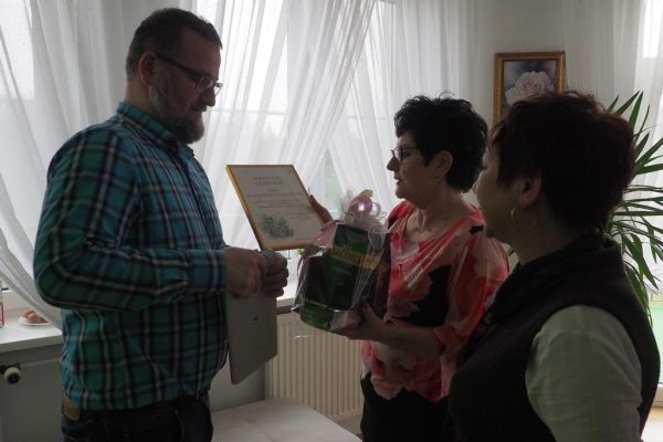 Pani Dyrektor  DPS w Lubuczewie wraz z Panią kierownik domu wręczają podziękowanie właścicielowi fotobudki.