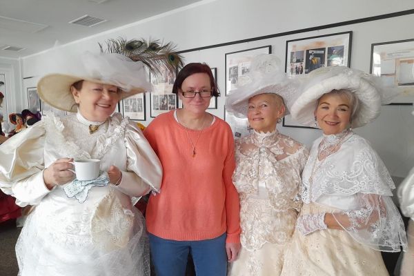 Mieszkanka wśród trzech Pań w sukniach z XIX w.