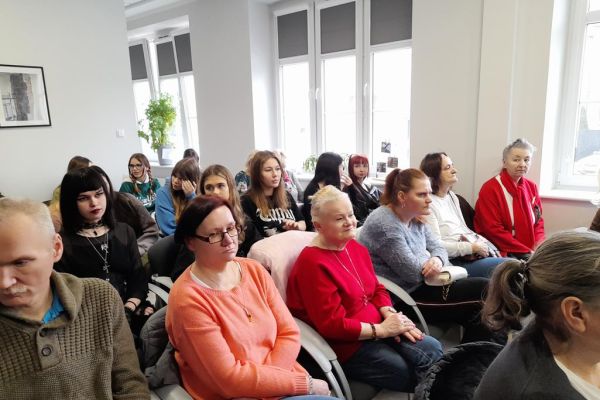 Mieszkańcy sieddzący podczas wykładu wraz z innymi uczestnikami spotkania.