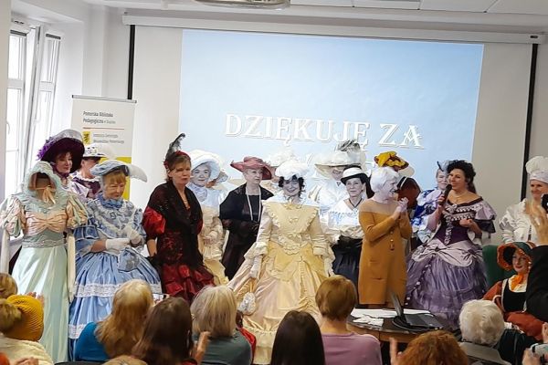 Zdjęcie finałowe pokazu mody Pań w sukniach z XIXw.