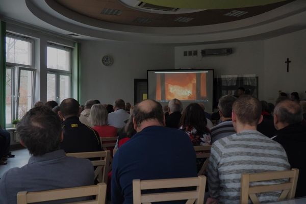 Mieszkańcy oglądają prelekcje multimedialną.