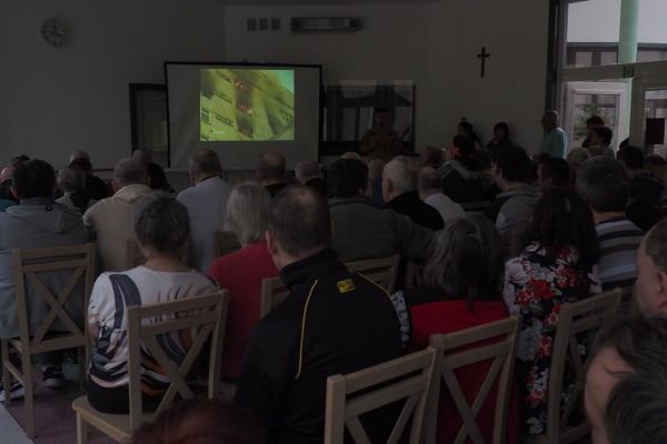 Mieszkańcy oglądają prelekcje multimedialną.