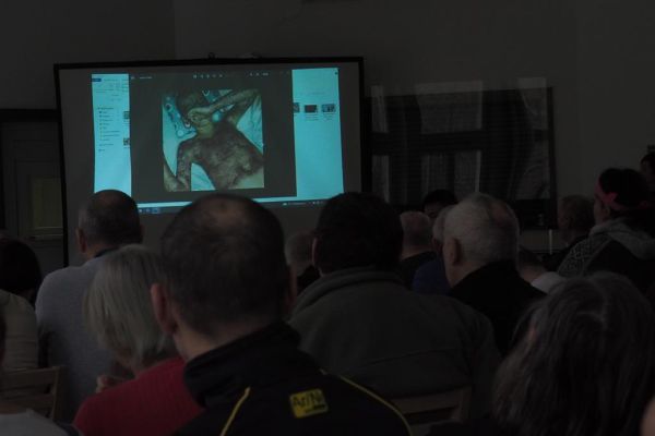 Mieszkańcy oglądają prelekcje multimedialną.