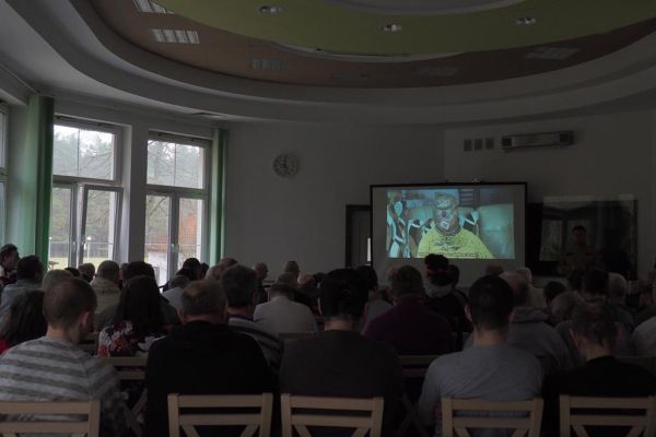 Mieszkańcy oglądają prelekcje multimedialną.