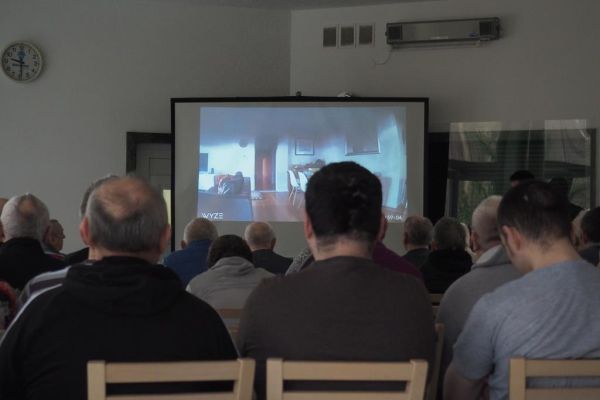 Mieszkańcy oglądają prelekcje multimedialną.
